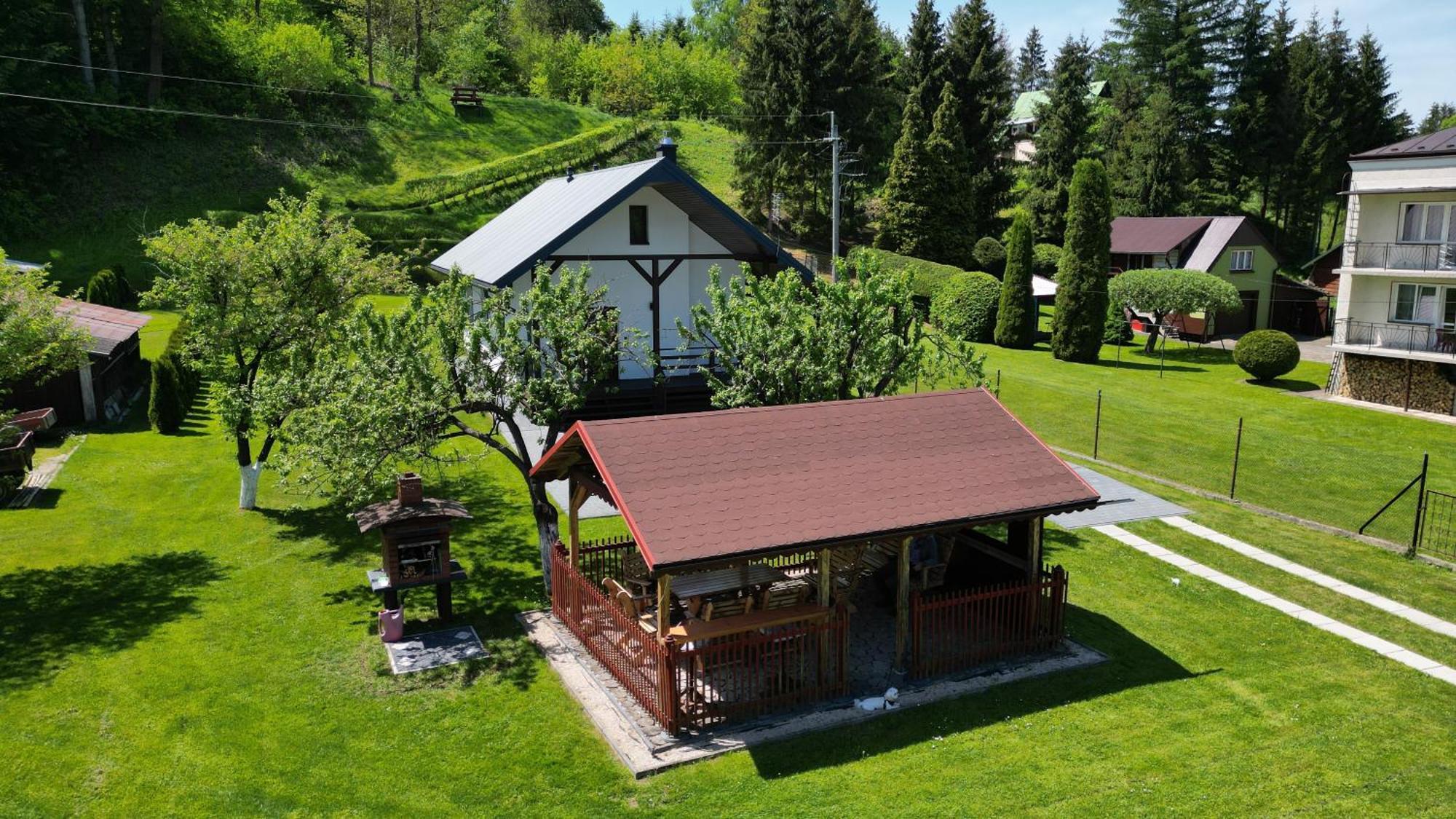 Villa Dom Przy Gorce à Lesko Extérieur photo